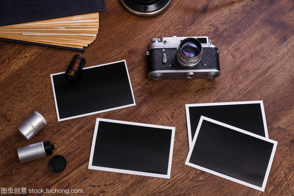 老式照片相機。空白的相框
